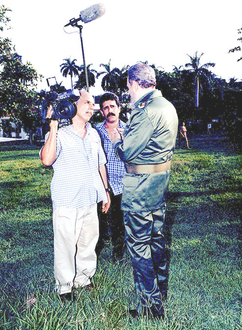 Chile junto al Comandante en Jefe durante un recorrido por la provincia de Pinar del Río. Al centro Salvador Combarro. Chile junto al Comandante en Jefe durante un recorrido por la provincia de Pinar del Río. Al centro Salvador Combarro.