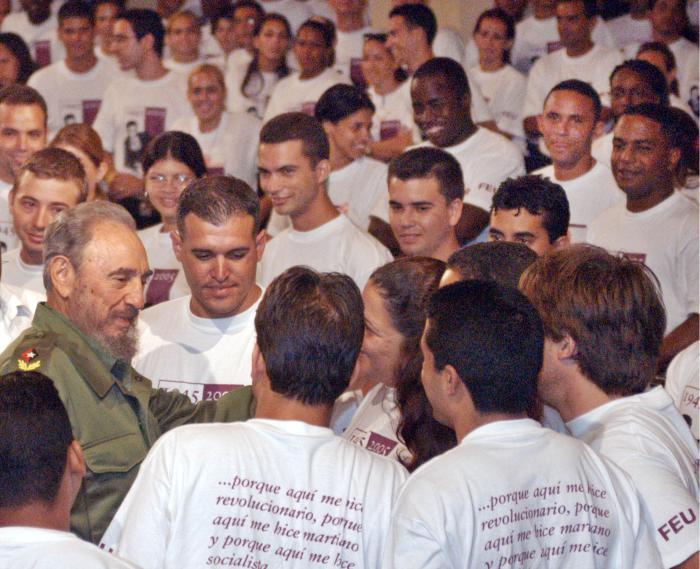 Fidel, más allá de las incontables responsabilidades que llevaba cada día sobre sus hombros, siempre guardó tiempo para conversar con los estudiantes. Foto: Jorge Luis González