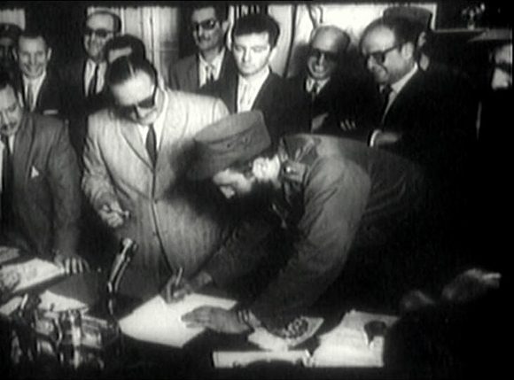 Fidel tomó posesión como Primer Ministro, el 16 de febrero de 1959, en el Palacio Presidencial de La Habana.. Fidel tomó posesión como Primer Ministro, el 16 de febrero de 1959, en el Palacio Presidencial de La Habana..