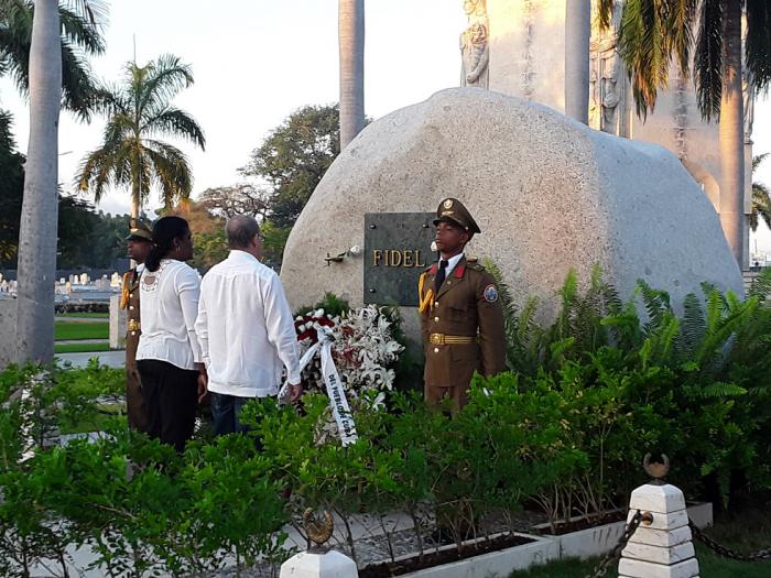 En nombre del pueblo de Cuba, Lázaro Expósito y Beatriz Johnson, rindieron el primer homenaje al Comandante en Jefe. Foto: Eduardo Palomares En nombre del pueblo de Cuba, Lázaro Expósito y Beatriz Johnson, rindieron el primer homenaje al Comandante en Jefe. Foto: Eduardo Palomares