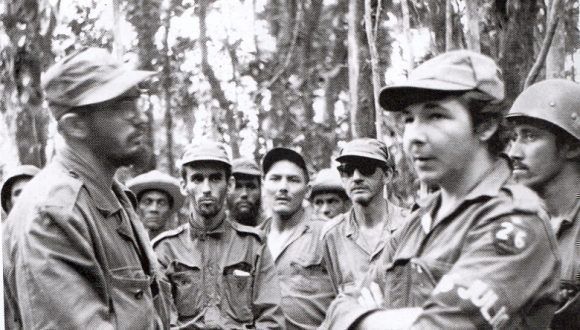 En la Sierra Maestra junto a un grupo de combatientes donde se encuentra su hermano Raúl Castro, 1958. En la Sierra Maestra junto a un grupo de combatientes donde se encuentra su hermano Raúl Castro, 1958.