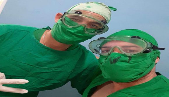 José Carlos Ivizate y Luis Alberto Paz, médicos pinareños que atienden a casos confirmados con la COVID-19 en Pinar del Río. Foto: Radio Guamá José Carlos Ivizate y Luis Alberto Paz, médicos pinareños que atienden a casos confirmados con la COVID-19 en Pinar del Río. Foto: Radio Guamá