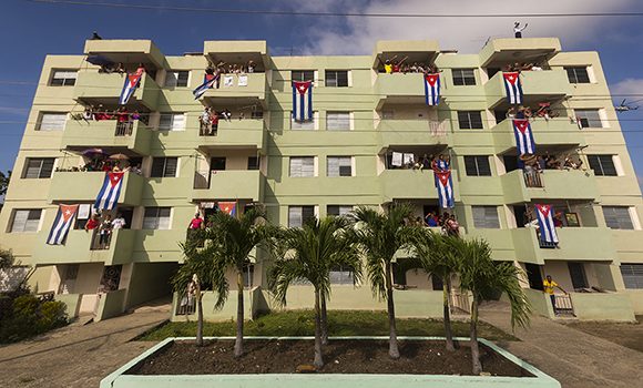 En su cuarto día de peregrinaje, los restos mortales de Fidel viajaron desde Bayamo hasta Santiago de Cuba. 3 de diciembre de 2016. Foto: Irene Pérez/ Cubadebate. En su cuarto día de peregrinaje, los restos mortales de Fidel viajaron desde Bayamo hasta Santiago de Cuba. 3 de diciembre de 2016. Foto: Irene Pérez/ Cubadebate.