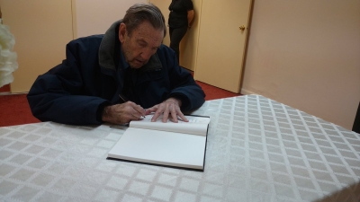 Ex fiscal general de Estados Unidos Ramsey Clark firma libro de condolencia Ex fiscal general de Estados Unidos Ramsey Clark firma libro de condolencia