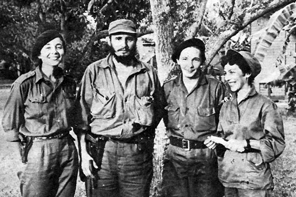 Celia Sánchez junto a Raúl, Fidel y Vilma. Celia Sánchez junto a Raúl, Fidel y Vilma.