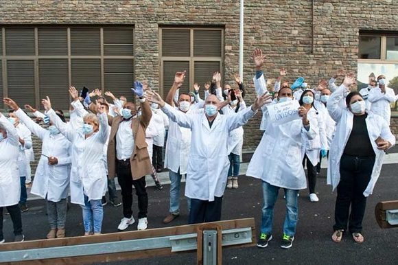 Junto a nuestros pares andorranos estamos tratando de mejorar la incidencia de esta virosis tan terrible, “dando todo lo que podemos para avanzar y lograr contener la epidemia”, asegurararon médicos cubanos que combaten en Andorra la COVID-19. Foto: Archivo. Junto a nuestros pares andorranos estamos tratando de mejorar la incidencia de esta virosis tan terrible, “dando todo lo que podemos para avanzar y lograr contener la epidemia”, asegurararon médicos cubanos que combaten en Andorra la COVID-19. Foto: Archivo.