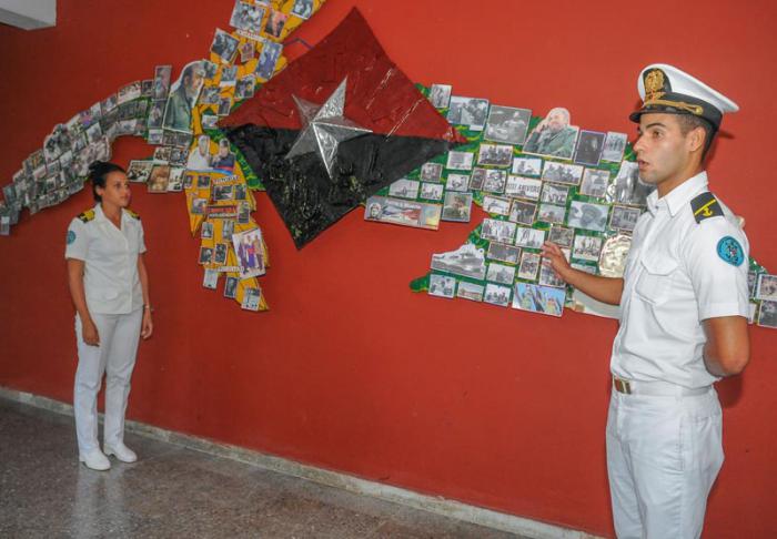 Los guardiamarinas Elianne Martel y Félix Onell, explican que la obra fue presentada por vez primera el 24 de noviembre, un día antes de la noticia del fallecimiento del líder de la Revolución. Foto: Jose M. Correa Los guardiamarinas Elianne Martel y Félix Onell, explican que la obra fue presentada por vez primera el 24 de noviembre, un día antes de la noticia del fallecimiento del líder de la Revolución. Foto: Jose M. Correa