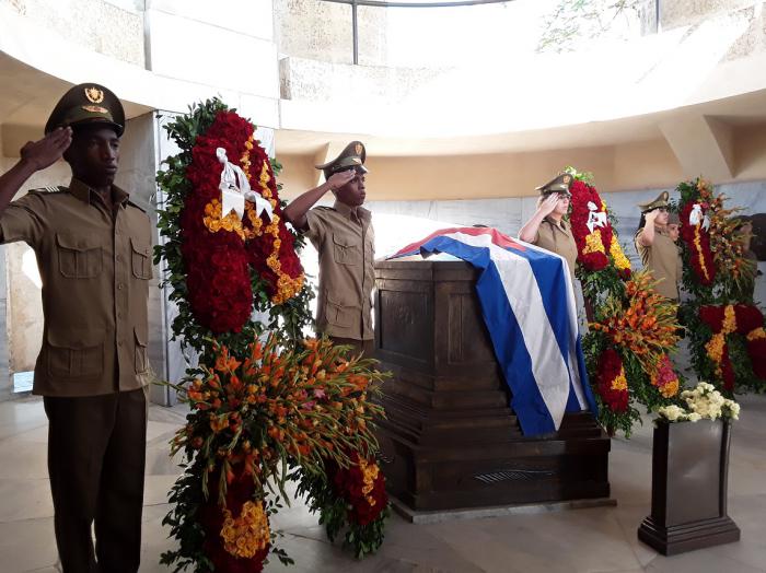 Ofrendas florales de Raúl, Díaz-Canel, los Consejos de Estado y de Ministros y del pueblo de Cuba, rindieron tributo a Martí. Foto: Eduardo Palomares Ofrendas florales de Raúl, Díaz-Canel, los Consejos de Estado y de Ministros y del pueblo de Cuba, rindieron tributo a Martí. Foto: Eduardo Palomares