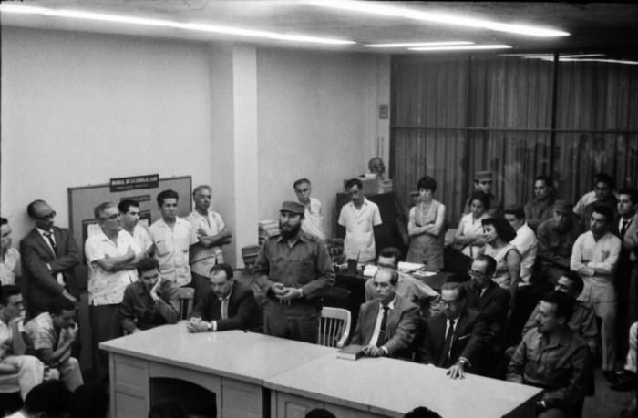 Fidel, junto a integrantes del recién constituido Comité Central del Partido Comunista de Cuba, visita la redacción del periódico Hoy, donde se editaba en esos momentos el primer número del periódico Granma, el 3 de octubre de 1965. En la mesa, de izquierda a derecha, Ramiro Valdés, Isidoro Malmierca, Fidel Castro, Blas Roca, Osvaldo Dorticós y Faure Chomón. Justo detrás de ellos se aprecia a Juan Almeida, Carlos Rafael Rodríguez, Armando Hart y Guillermo García. Foto: Luis González Fidel, junto a integrantes del recién constituido Comité Central del Partido Comunista de Cuba, visita la redacción del periódico Hoy, donde se editaba en esos momentos el primer número del periódico Granma, el 3 de octubre de 1965. En la mesa, de izquierda a derecha, Ramiro Valdés, Isidoro Malmierca, Fidel Castro, Blas Roca, Osvaldo Dorticós y Faure Chomón. Justo detrás de ellos se aprecia a Juan Almeida, Carlos Rafael Rodríguez, Armando Hart y Guillermo García. Foto: Luis González