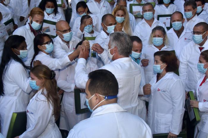 El Presidente de la República, Miguel Díaz-Canel Bermúdez, resaltó el cumplimiento exitoso de las misiones protagonizadas por los profesionales de la Salud Pública cubana en Kuwait y en Togo durante el enfrentamiento al nuevo coronavirus en esos países Foto: Estudios Revolución El Presidente de la República, Miguel Díaz-Canel Bermúdez, resaltó el cumplimiento exitoso de las misiones protagonizadas por los profesionales de la Salud Pública cubana en Kuwait y en Togo durante el enfrentamiento al nuevo coronavirus en esos países Foto: Estudios Revolución