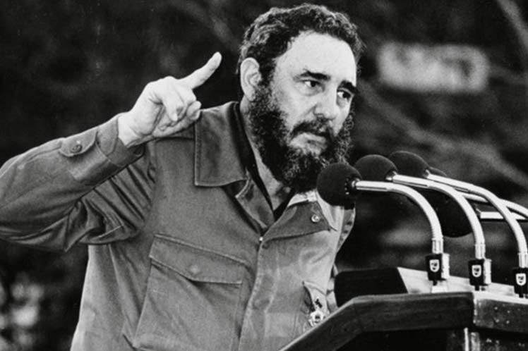 Fidel pronunciando palabras en la tribuna Fidel pronunciando palabras en la tribuna