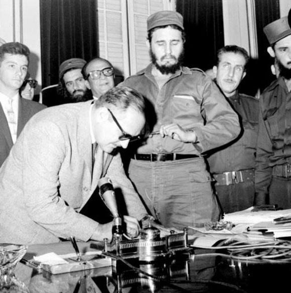 Manuel Urrutia Lleó, Fidel Castro y otros miembros del gabinete del gobierno revolucionario de Cuba. Foto: Archivo