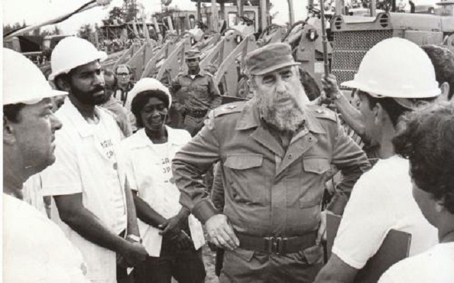 Fidel Castro junto a trabajadores cubanos Fidel Castro junto a trabajadores cubanos