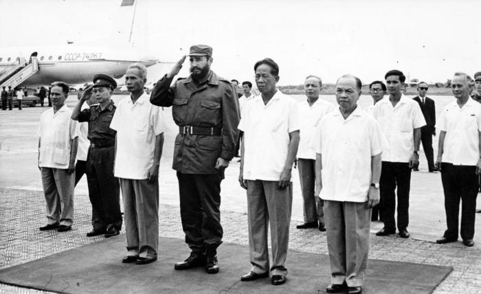 Llegada de Fidel al aeropuerto de Gia Lam. Fue recibido por Le Duc Anh, Phazm Van Dong y otros dirigentes. Foto: Jorge Oller Llegada de Fidel al aeropuerto de Gia Lam. Fue recibido por Le Duc Anh, Phazm Van Dong y otros dirigentes. Foto: Jorge Oller