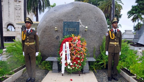 El tributo estuvo presidido por su compañero de lucha, el Comandante de la Revolución Ramiro Valdés Menéndez, y por las máximas autoridades del Partido y del Gobierno en Santiago de Cuba. Foto: Jorge Luis Guibert García/ Sierra Maestra El tributo estuvo presidido por su compañero de lucha, el Comandante de la Revolución Ramiro Valdés Menéndez, y por las máximas autoridades del Partido y del Gobierno en Santiago de Cuba. Foto: Jorge Luis Guibert García/ Sierra Maestra
