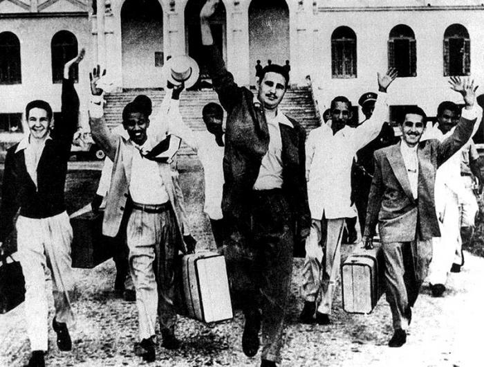 Fidel, Raúl, Juan Almeida Bosque y otros moncadistas cuando salen de la prisión. Foto: Archivo