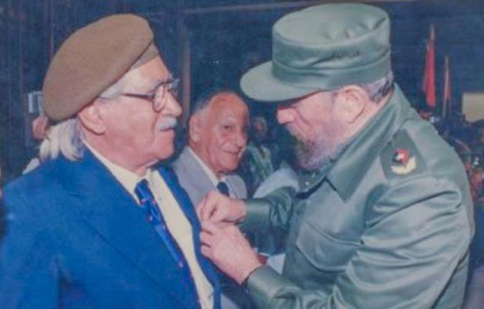 Fidel coloca el Título de Héroe del Trabajo en el pecho de Salvador Wood. Foto: Internet Fidel coloca el Título de Héroe del Trabajo en el pecho de Salvador Wood. Foto: Internet