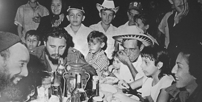 Para la historia quedó este instante de la Cena carbonera con Fidel el 24 de diciembre de 1959