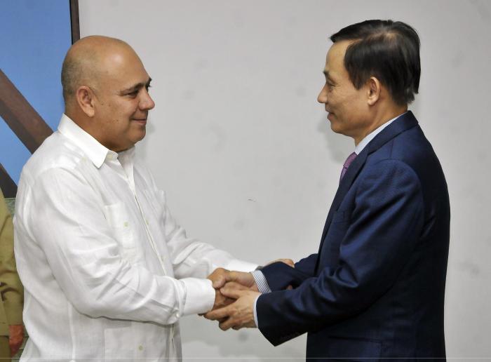 Roberto Morales Ojeda miembro del Buro Politico y secretario de Organizacion del CCPCC recibe delegacion presidida por  Le Hoai Trung miembro del Comite Central del Partido Comunista de Vietnam.