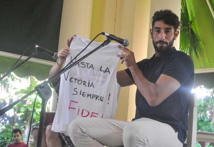 Juan Comingues muestra la camiseta dedicada a Fidel, durante su encuentro en el ICAP. Foto: Yander Zamora