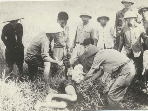 Médicos cubanos dieron los primeros auxilios a cuatro vietnamitas, víctimas de una granada sembrada por el imperialismo en suelo de ese heroico pueblo.