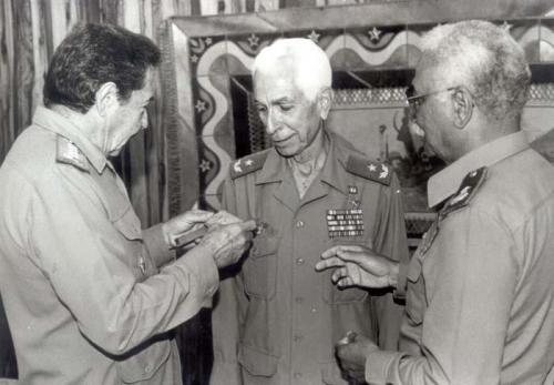 Enrique Carreras en el momento en que Raúl y Almeida le ponen los grados de General de División