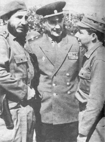 Fidel y Raúl con el general soviético Alexey Dementiev