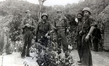 En la Sierra Maestra, Guillermo junto a Raúl, Almeida y otro combatiente de la Revolución