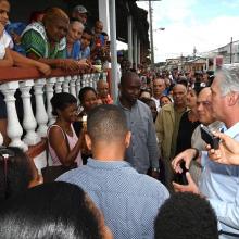 Había hombres y mujeres de todas las edades que en la tarde de este jueves recibieron al presidente Díaz-Canel. Foto: Estudios Revolución.