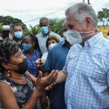 El Primer Secretario del Partido y Presidente de la República Miguel Díaz-Canel Bermúdez convocó a los vecinos de La Timba a seguir y no parar en todo lo que se está haciendo en este barrio vulnerable. Foto: Estudios Revolución