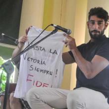 Juan Comingues muestra la camiseta dedicada a Fidel, durante su encuentro en el ICAP. Foto: Yander Zamora