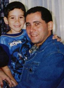 Una de las primeras imágenes de Juan Miguel y Elián, en abril de 2000, cuando el niño fue sacado de la casa donde permanecía secuestrado y le fue entregado a su padre. Foto: Archivo Una de las primeras imágenes de Juan Miguel y Elián, en abril de 2000, cuando el niño fue sacado de la casa donde permanecía secuestrado y le fue entregado a su padre. Foto: Archivo