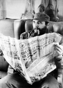 Fidel leyendo el periódico Adelante Autor: Cortesía del entrevistado Fidel leyendo el periódico Adelante Autor: Cortesía del entrevistado
