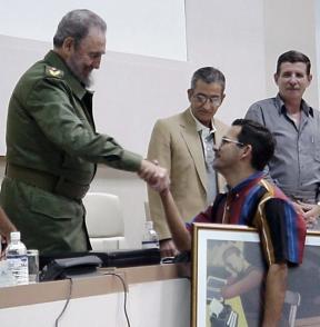 De manos del Comandante en Jefe Fidel Castro Ruz y en nombre del colectivo del periódico espirituano Escambray, Enrique Ojito Linares recibe el Gran Premio Acumulativo del II Festival Nacional de la Prensa Escrita en el 2000. Foto: Cortesía del entrevistado.