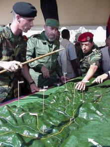 Davanti a un plastico dello scenario, Fidel e Chávez hanno riprodoto in tuti i suoi dettagli la battaglia di Carabobo. Foto: Archivio di Granma