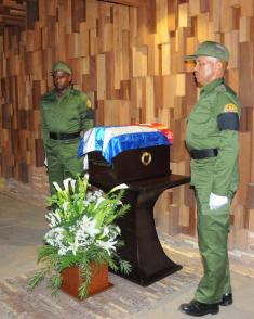 En el mismo lugar donde Villa Clara custodia los restos mortales del Che descansa Fidel en la primera parada de su travesía. foto:Juvenal Balán En el mismo lugar donde Villa Clara custodia los restos mortales del Che descansa Fidel en la primera parada de su travesía. foto:Juvenal Balán