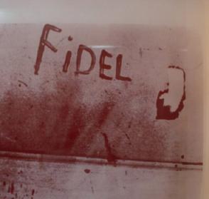 El miliciano Eduardo García Delgado, víctima del criminal bombardeo en las bases aéreas cubanas, escribe con sangre el nombre de Fidel, el 15 de abril de 1961. El miliciano Eduardo García Delgado, víctima del criminal bombardeo en las bases aéreas cubanas, escribe con sangre el nombre de Fidel, el 15 de abril de 1961.