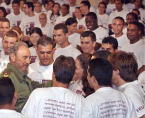 Fidel, más allá de las incontables responsabilidades que llevaba cada día sobre sus hombros, siempre guardó tiempo para conversar con los estudiantes. Foto: Jorge Luis González
