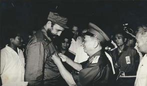 El general Giap le impone a Fidel el Sello de Combatiente de Dien Bien Phu, en septiembre de 1973. Foto: Estudios Revolución/Fidel Soldado de las Ideas. El general Giap le impone a Fidel el Sello de Combatiente de Dien Bien Phu, en septiembre de 1973. Foto: Estudios Revolución/Fidel Soldado de las Ideas.