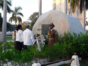 En nombre del pueblo de Cuba, Lázaro Expósito y Beatriz Johnson, rindieron el primer homenaje al Comandante en Jefe. Foto: Eduardo Palomares En nombre del pueblo de Cuba, Lázaro Expósito y Beatriz Johnson, rindieron el primer homenaje al Comandante en Jefe. Foto: Eduardo Palomares