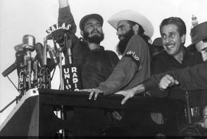 Fidel pronuncia discurso desde el Palacio Presidencial en el que se reúnen un millón de personas para respaldar la justicia revolucionaria en la llamada “Operación Verdad”. Fidel pronuncia discurso desde el Palacio Presidencial en el que se reúnen un millón de personas para respaldar la justicia revolucionaria en la llamada “Operación Verdad”.