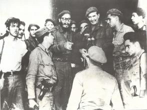 Fidel, como Comandante en Jefe, tiene la brillantez de un gran estadista. Incorporó a sus métodos de trabajo sus experiencias en batallas anteriores», destacó Fernández.