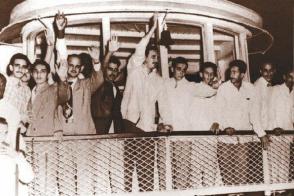 Fidel, al centro, saluda a compañeros y amigos que aguardaban por los moncadistas en el muelle de Batabanó en su regreso de Isla de Pinos a bordo de El Pinero. Fuente: Libro: "Fidel Castro Guerrillero del Tiempo" Fidel, al centro, saluda a compañeros y amigos que aguardaban por los moncadistas en el muelle de Batabanó en su regreso de Isla de Pinos a bordo de El Pinero. Fuente: Libro: "Fidel Castro Guerrillero del Tiempo"