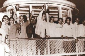 Fidel, al centro, saluda a compañeros y amigos que aguardaban por los moncadistas en el muelle de Batabanó en su regreso de Isla de Pinos a bordo de El Pinero. Fuente: Libro: "Fidel Castro Guerrillero del Tiempo"