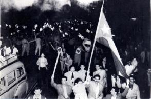 Junto a estudiantes y pueblo en general, también protagonizó la histórica Marcha de las antorchas de 1953 un grupo de jóvenes que se entrenaba para asaltar los cuarteles Moncada en Santiago de Cuba y Carlos Manuel de Céspedes en Bayamo, dirigidos por Fidel. Foto: Archivo Granma Junto a estudiantes y pueblo en general, también protagonizó la histórica Marcha de las antorchas de 1953 un grupo de jóvenes que se entrenaba para asaltar los cuarteles Moncada en Santiago de Cuba y Carlos Manuel de Céspedes en Bayamo, dirigidos por Fidel. Foto: Archivo Granma
