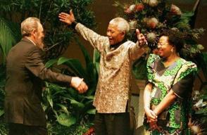 El abrazo de dos amigos entrañables, en presencia de Gracia Machel, en el inicio de la Cumbre del Movimiento de los Alineados, en Durban, septiembre de 1998. Foto: Juventud Rebelde / Sitio Fidel Soldado de las Ideas El abrazo de dos amigos entrañables, en presencia de Gracia Machel, en el inicio de la Cumbre del Movimiento de los Alineados, en Durban, septiembre de 1998. Foto: Juventud Rebelde / Sitio Fidel Soldado de las Ideas
