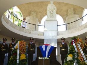Nell’omaggio aperto con le corone di fiori d Raúl e Díaz-Canel le FAR hanno reso gli onori a Martí e a Fidel Photo: Eduardo Palomares