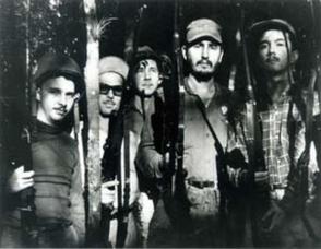 De izquierda a derecha, Frank País, Faustino Pérez, Raúl Castro, Fidel Castro y Armando Hart, en una reunión del Movimiento 26 de Julio en la Sierra Maestra. De izquierda a derecha, Frank País, Faustino Pérez, Raúl Castro, Fidel Castro y Armando Hart, en una reunión del Movimiento 26 de Julio en la Sierra Maestra.