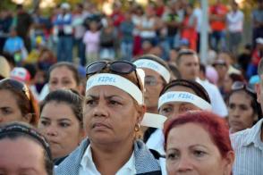 Los granmenses revivieron este viernes la hazaña que hace 60 años protagonizaron los expedicionarios del yate Granma, liderados por Fidel. Foto: Contreras Tamayo, Armando 