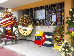 Flores en la Embajada de Cuba en Venezuela en homenaje a Fidel. Foto: del autor Flores en la Embajada de Cuba en Venezuela en homenaje a Fidel. Foto: del autor